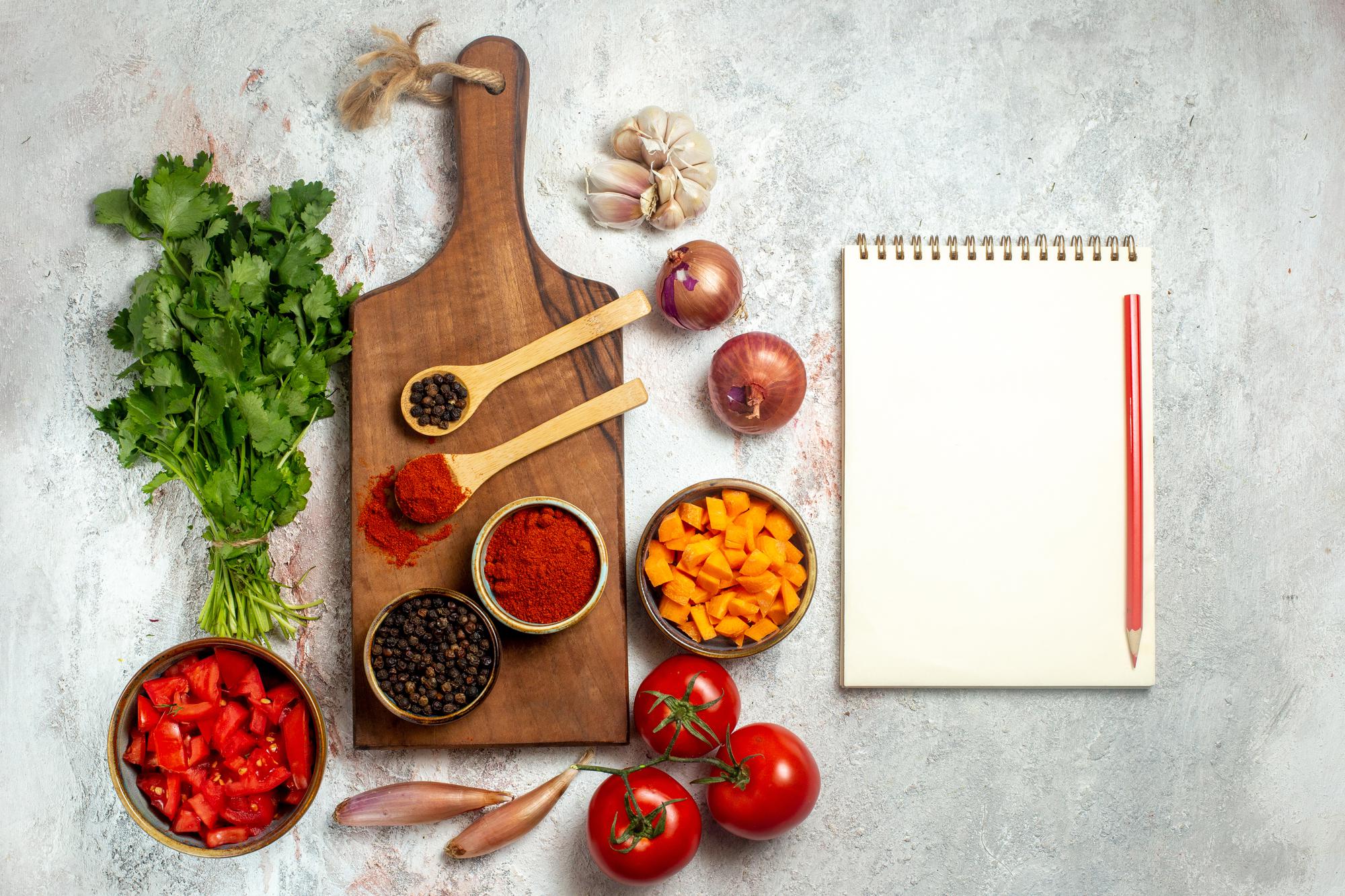 Tablero con ingredientes frescos y especias