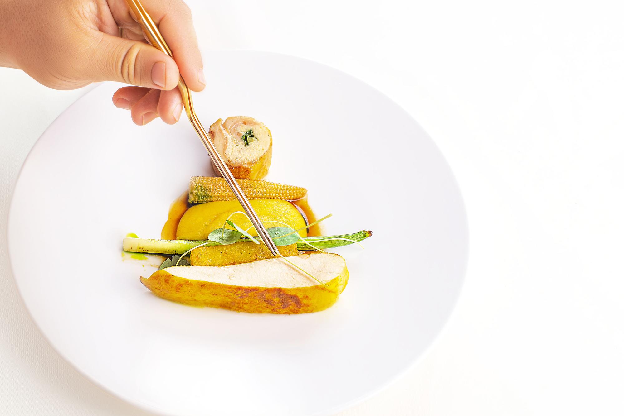 Plato terminado con emplatado editorial
