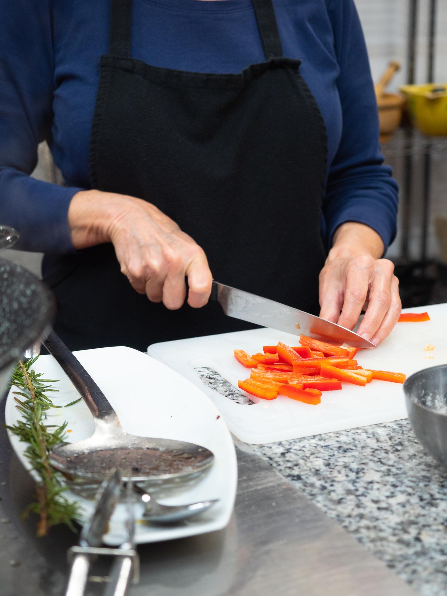 Chef enseñando técnicas de corte en cocina