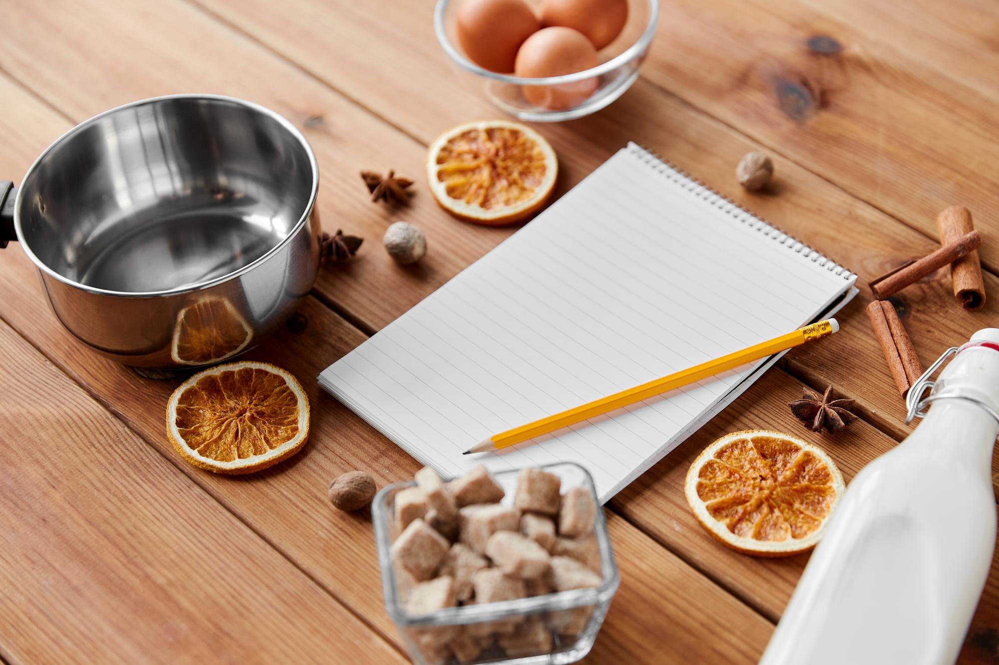 Mesa con cuadernos y recetas